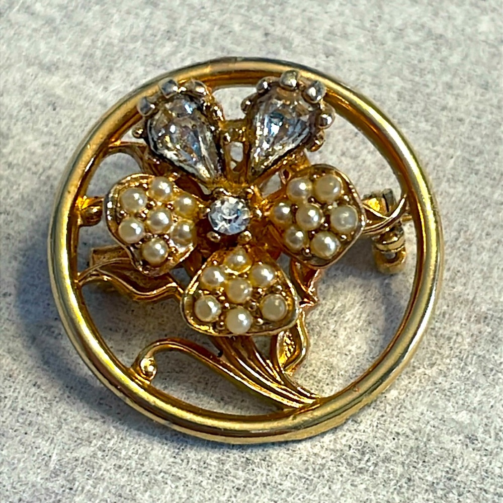 1” Vintage faux pearl and teardrop rhinestone flower Pin/Brooch
